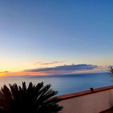 "Casalena" Villa A Furore Amalfi Coast Con Grande Terrazzo E Vista Sul Mare Luaran gambar