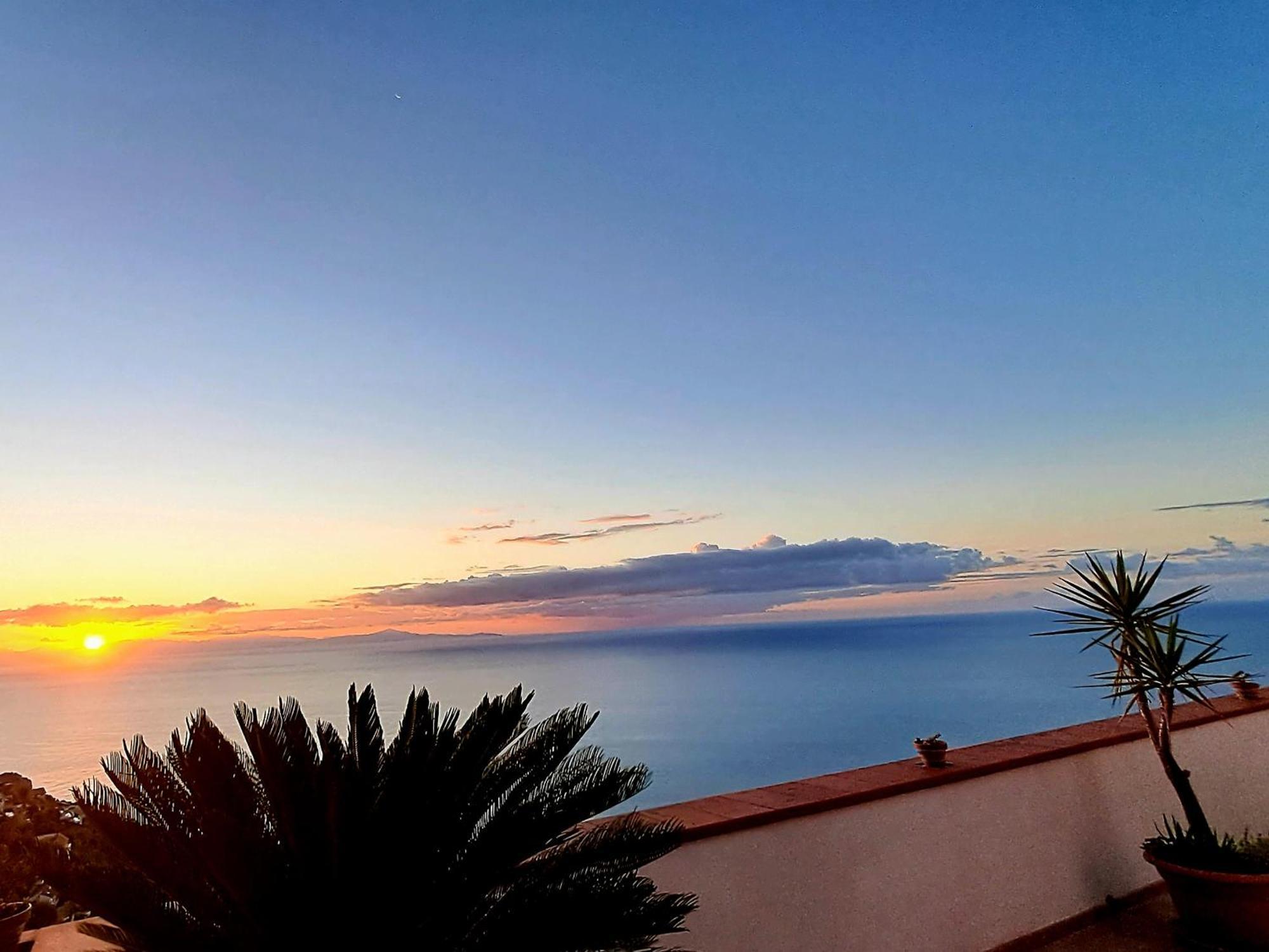 "Casalena" Villa A Furore Amalfi Coast Con Grande Terrazzo E Vista Sul Mare Luaran gambar