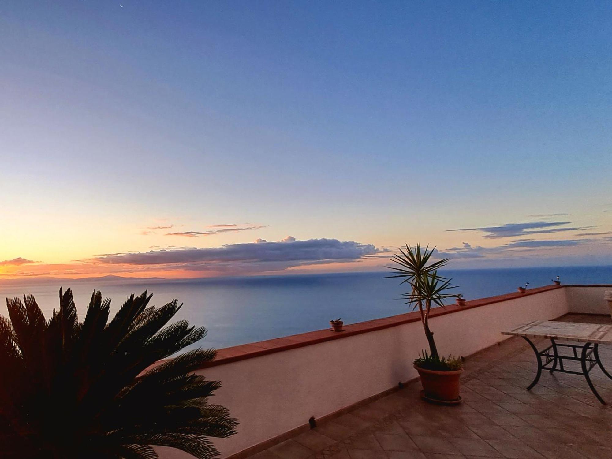 "Casalena" Villa A Furore Amalfi Coast Con Grande Terrazzo E Vista Sul Mare Luaran gambar