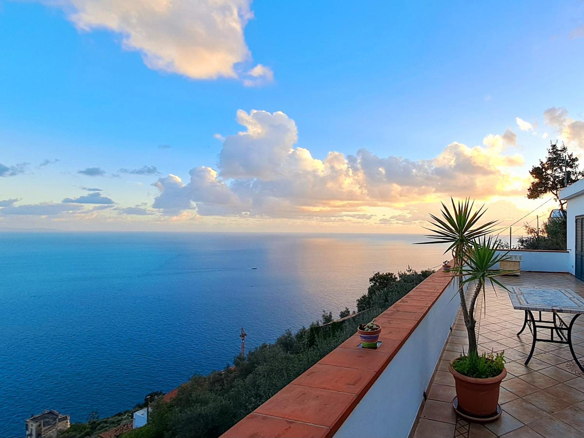 "Casalena" Villa A Furore Amalfi Coast Con Grande Terrazzo E Vista Sul Mare Luaran gambar