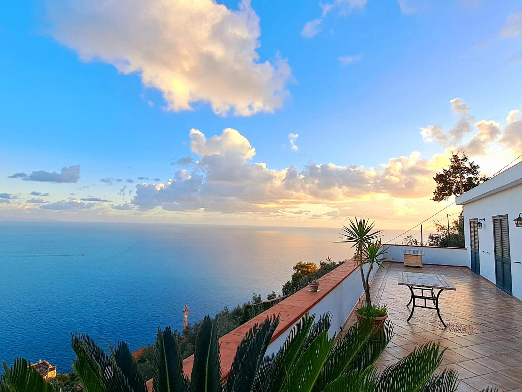 "Casalena" Villa A Furore Amalfi Coast Con Grande Terrazzo E Vista Sul Mare Luaran gambar